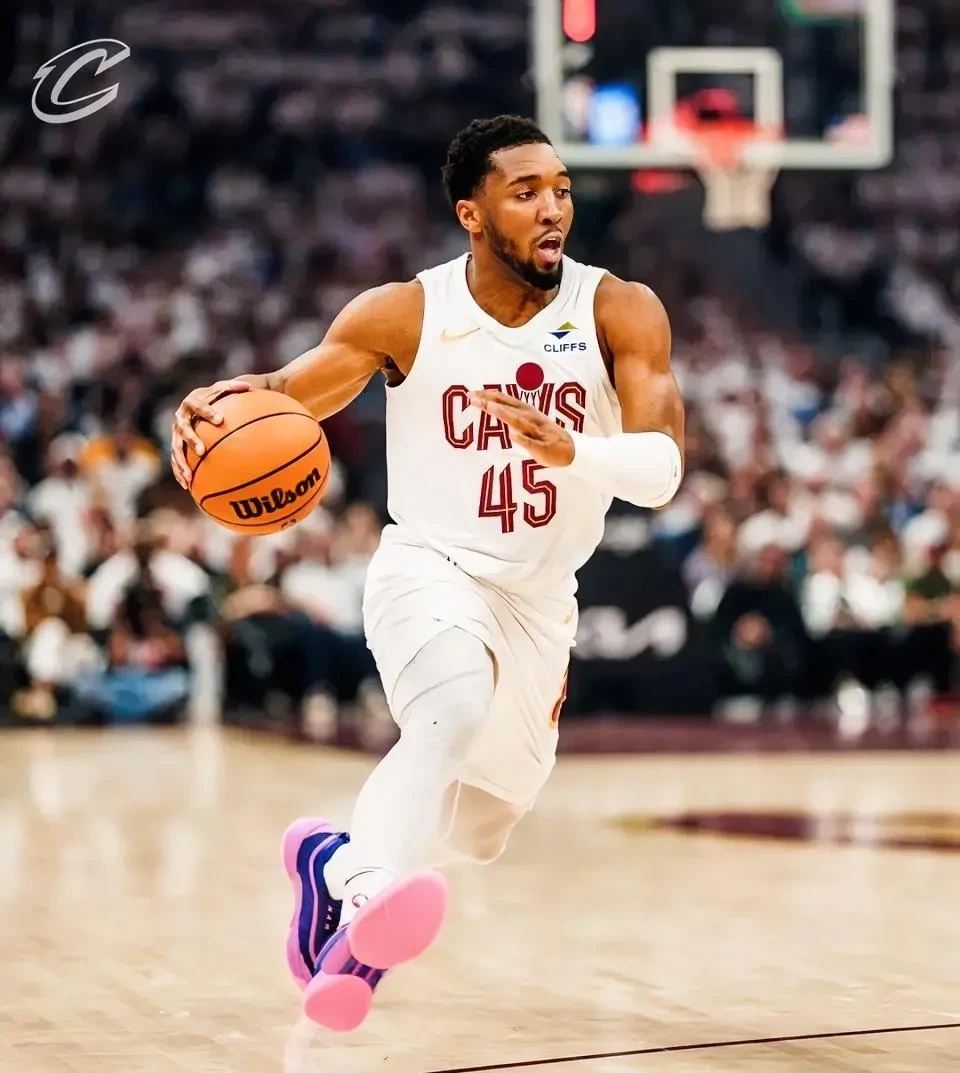 关于爵士轻松赢魔术，米切尔砍下30分的信息