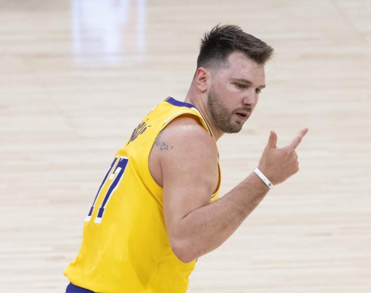 湖人主场力克魔术,迎来三连胜的简单介绍 湖人主场力克魔术,迎来三连胜的简单介绍