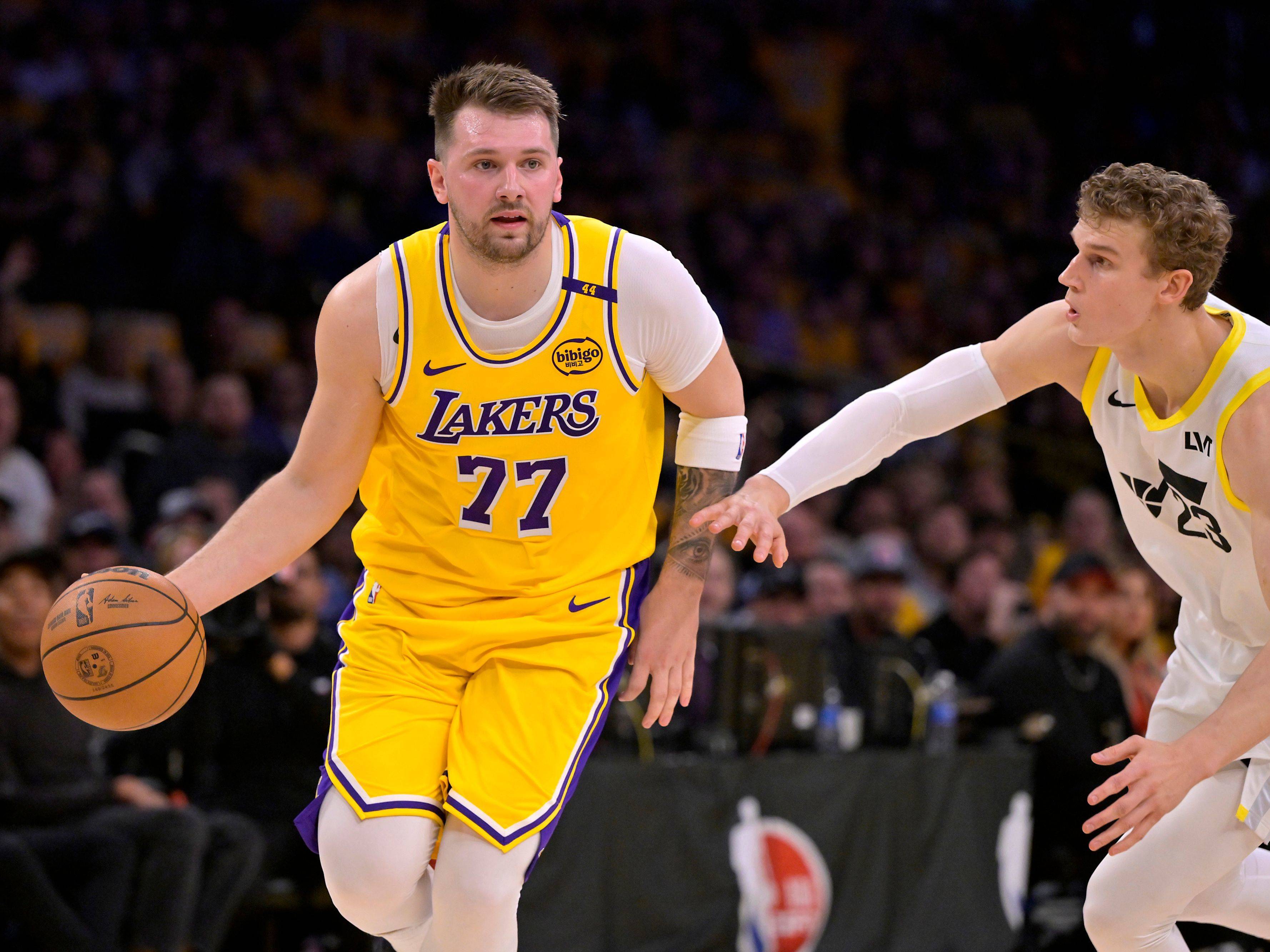 关于湖人再次大胜雄鹿，戴维斯全场高效发挥的信息