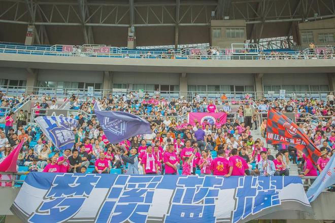 冠军争夺战开幕，球迷热情助威