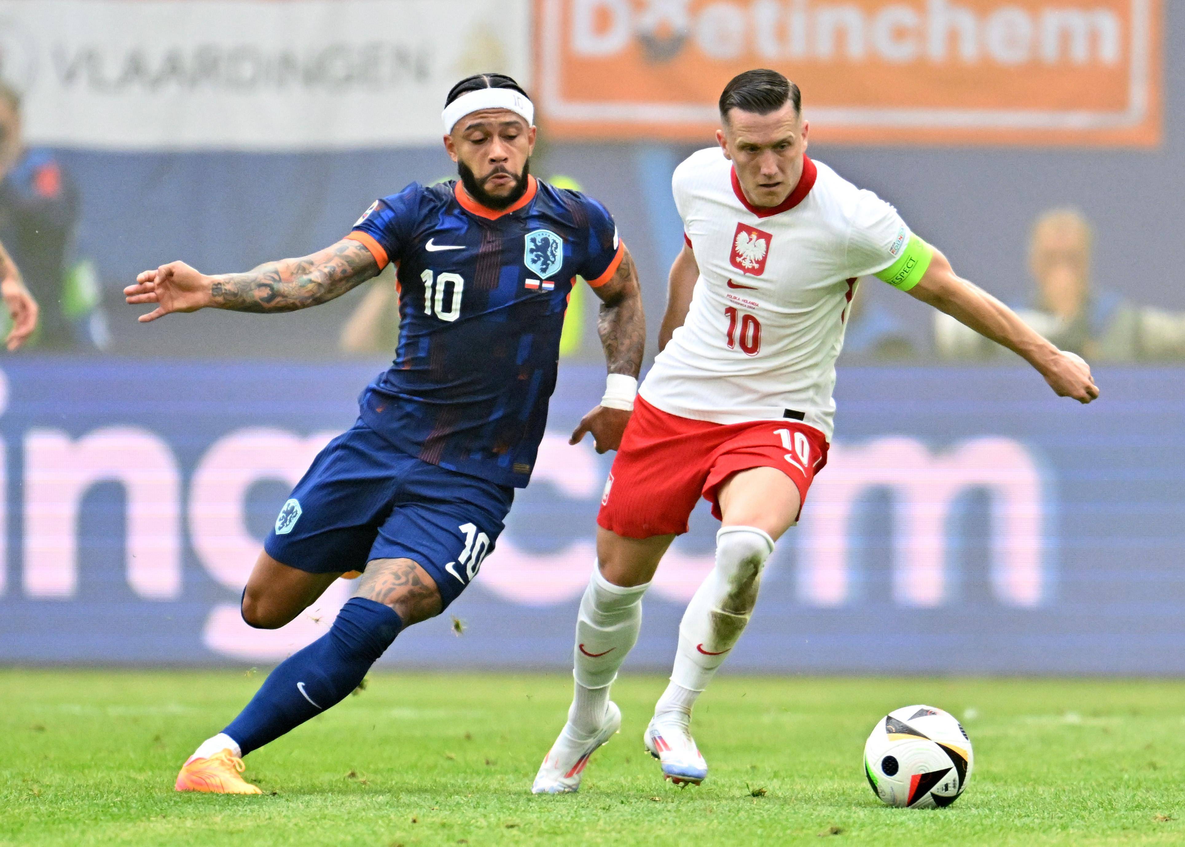 精彩的足球比赛引发球迷的热烈热议